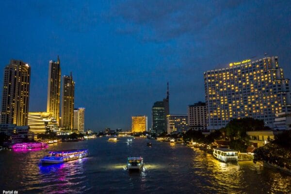 Cena crucero por Bangkok en el río Chao Phraya Cena crucero por Bangkok en el río Chao Phraya