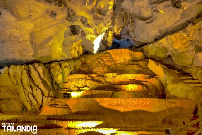 Colores cálidos interior de la cueva en Vietnam
