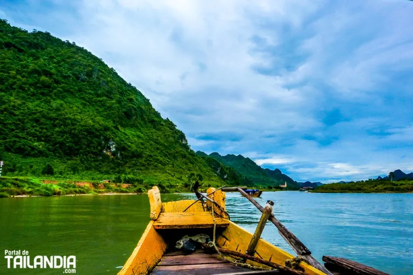 Navendo por el río para acceder a la cueva Phong Nha