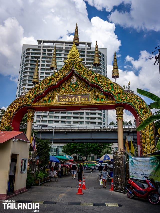 Entrada al Wat Hua Lamphong en Bangkok