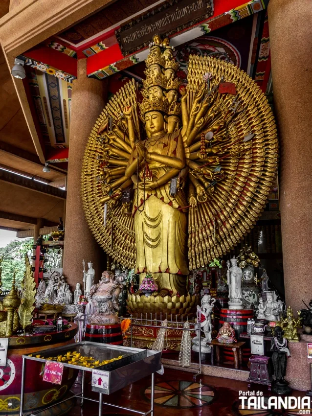 Interior del Guan Yin Shrine en Bangkok