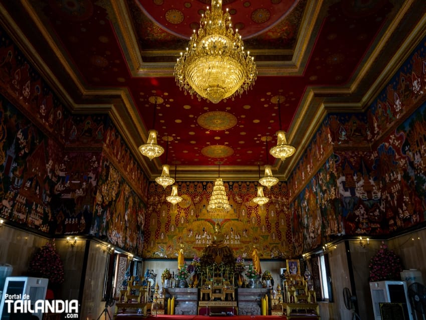 Interiro del templo Wat Hua Lamphong de Bangkok