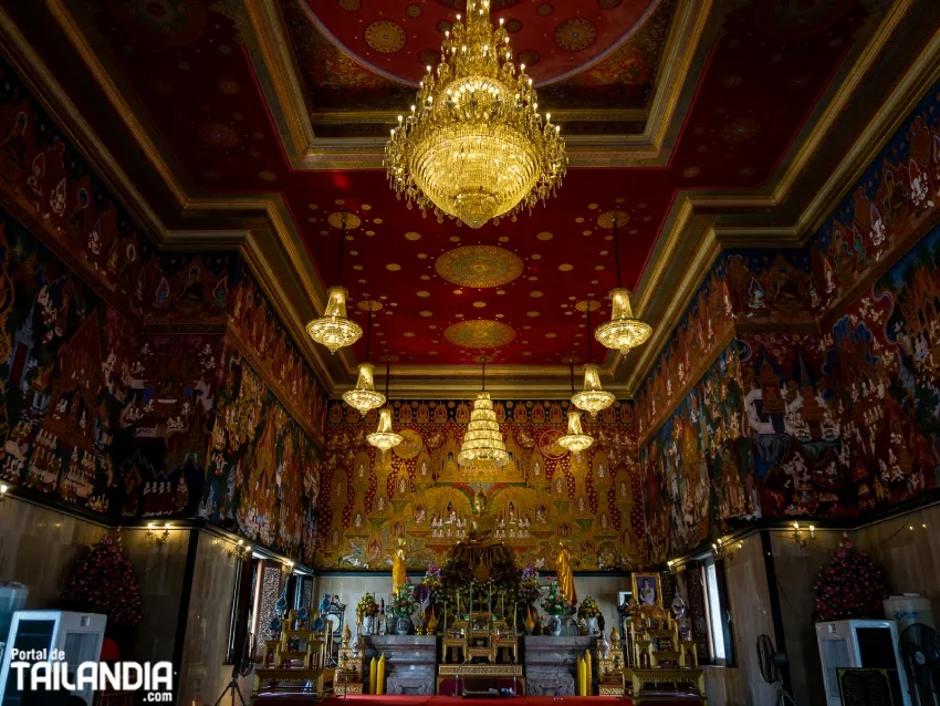 Interiro del templo Wat Hua Lamphong de Bangkok