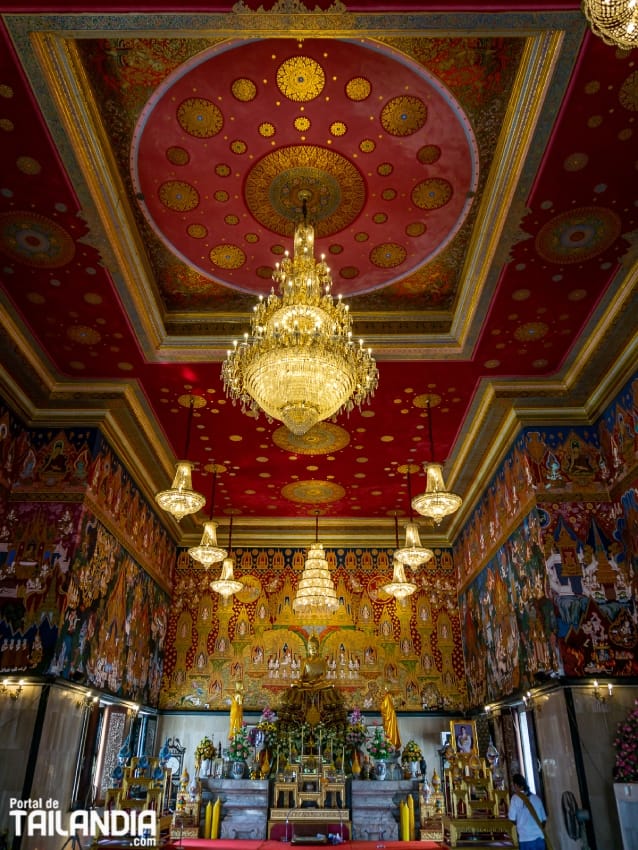 Recorriendo el interior del Wat Hua Lamphong