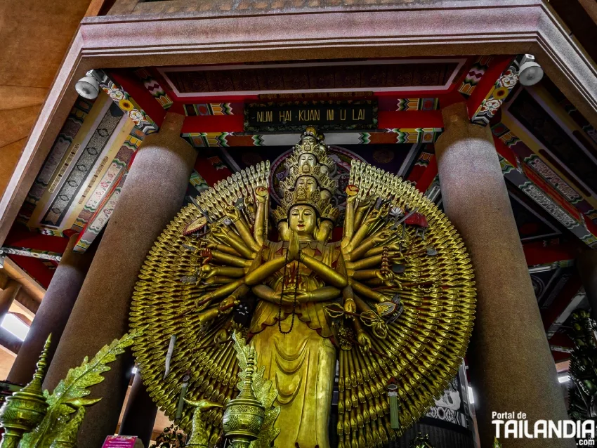 Rezando en Guan Yin Shrine de Bangkok
