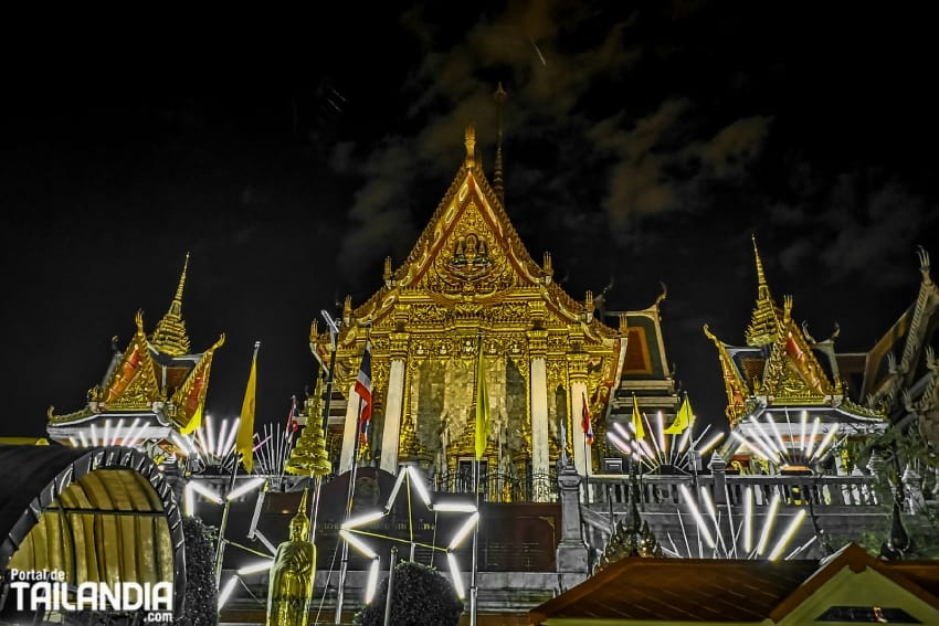 Templo de Bangkok iluminado