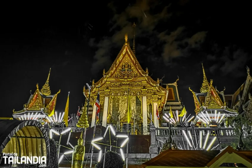 Templo de Bangkok iluminado