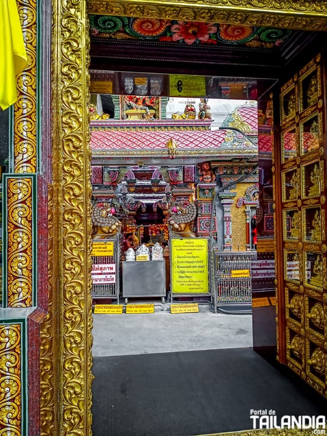 Accediendo al templo hindú de Bangkok