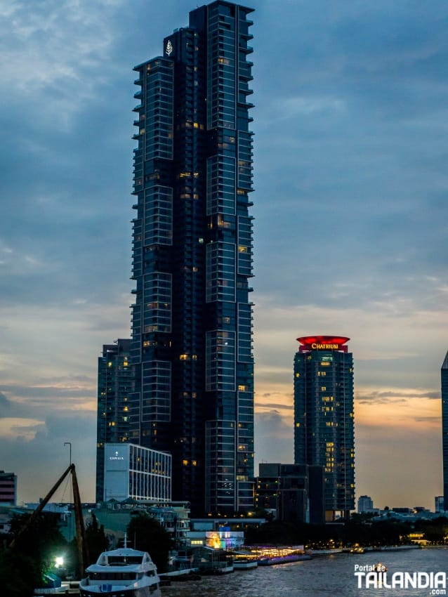 Bloque de apartamentos en el río de Bangkok