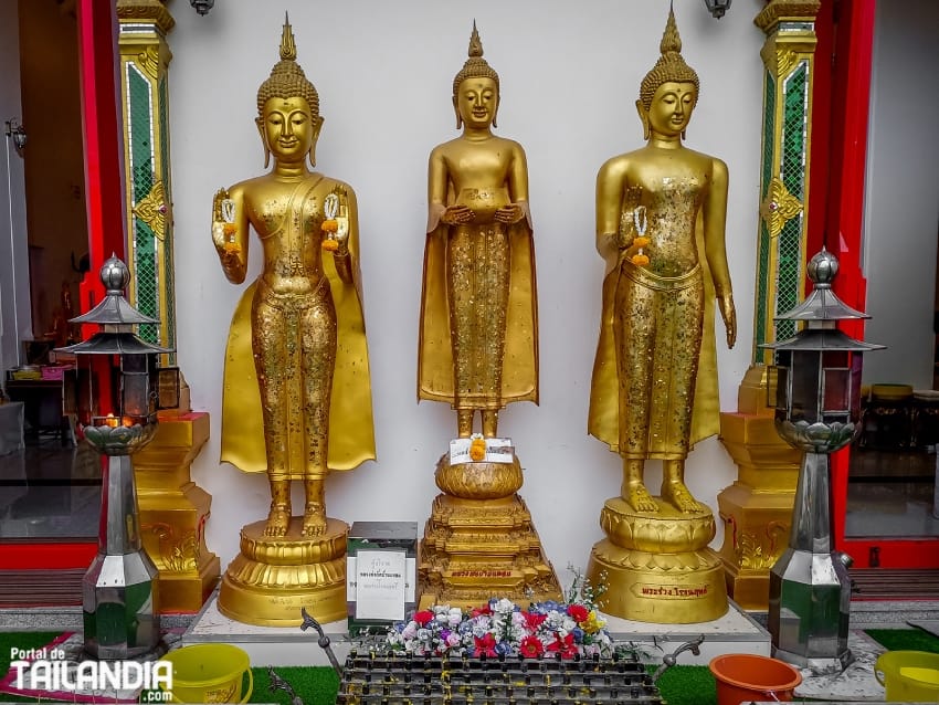 Budas en entrada de Wat Kaew Fah Chulamanee