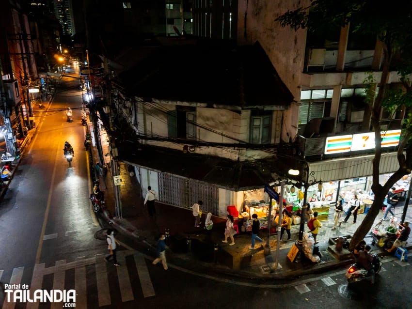 Calles de Silom de noche en Bangkok