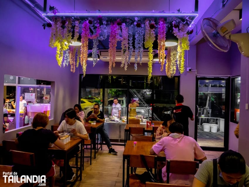 Cenando en Bangkok antes del postre dulce