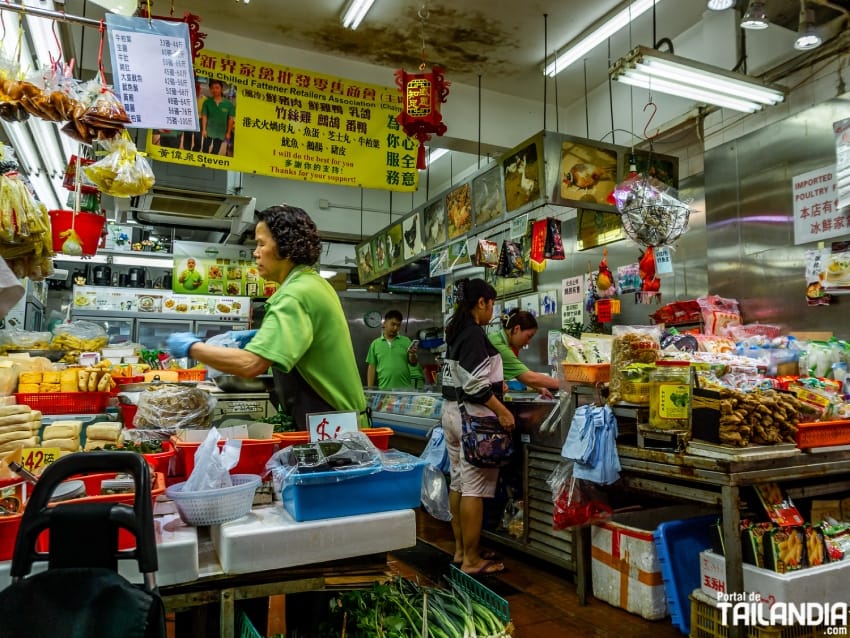 Comprando en el mercado callejero de Hong Kong