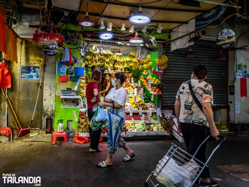 Comprando fruta en mercado callejero de Hong Kong