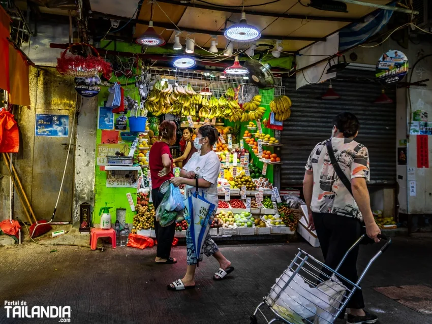 Comprando fruta en mercado callejero de Hong Kong