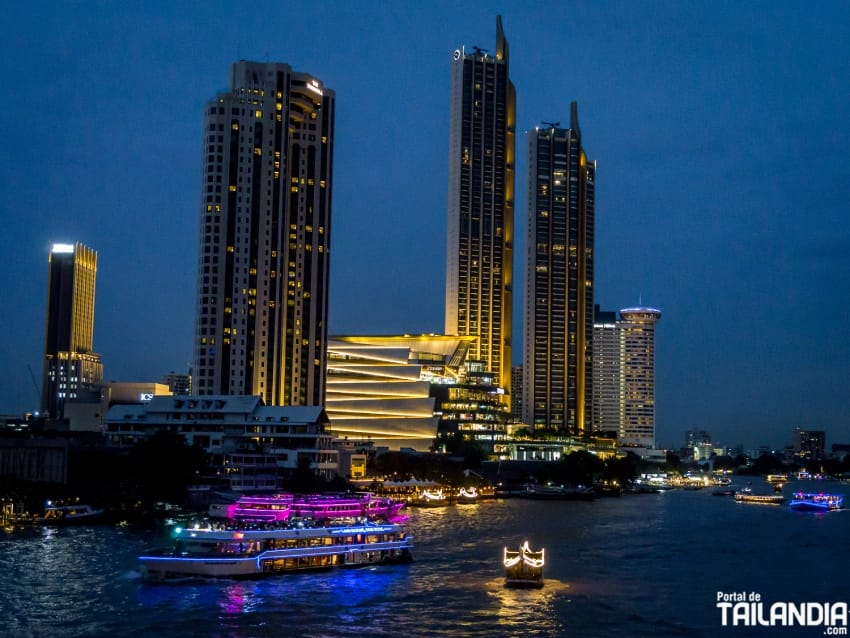 Contemeplando el Icon Siam desde Saphan Taksin de Bangkok