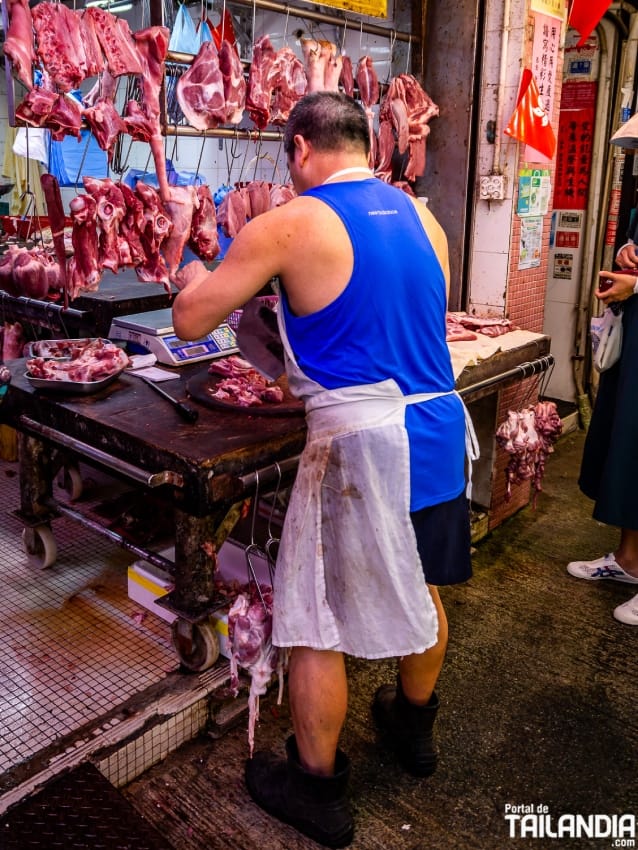 Cortando carne en mercado Yeung de Hong Kong