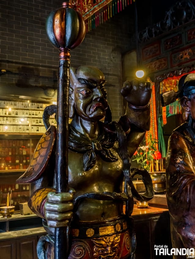 Figuras mitológicas en templo Tin Hau