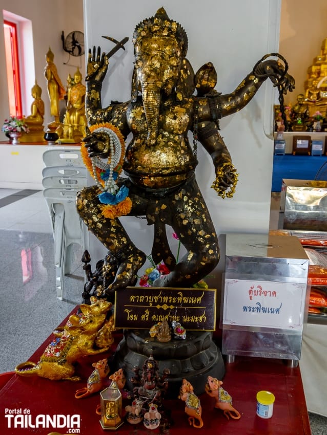 Figuras mitológicas en templo de Bangkok