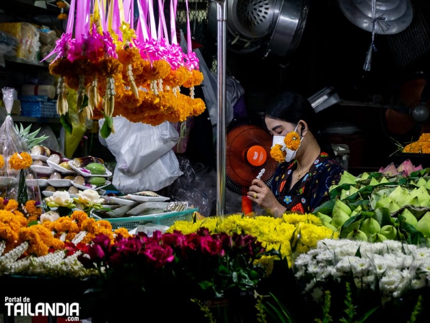 Flores y ofrendas para el animismo en Tailandia