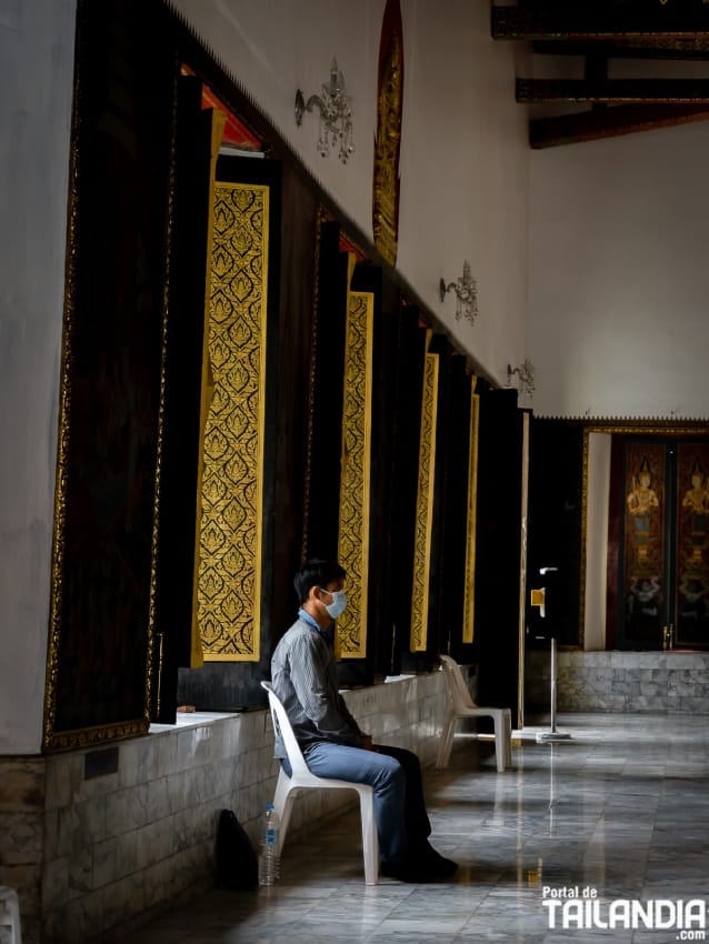 Meditando en Templo Wat Chana Songkram