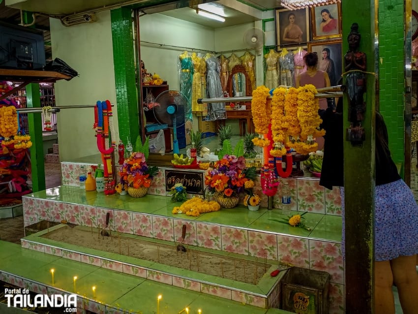 Ofrendas en templo de Mae Nak en Bangkok
