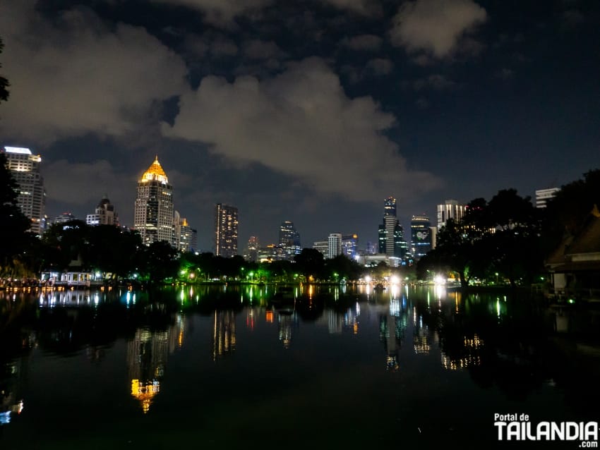 Parque Lumphini de noche en Silom