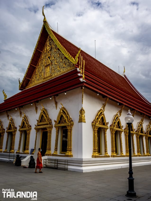 Paseando por templo Wat Chana Songkram