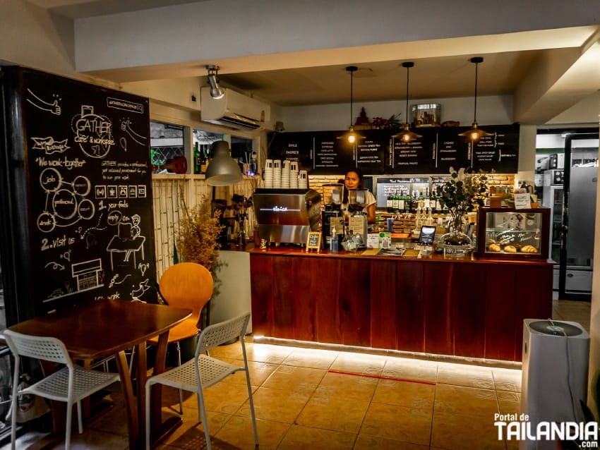 Pidiendo café en Gather Coffee Shop de Bangkok