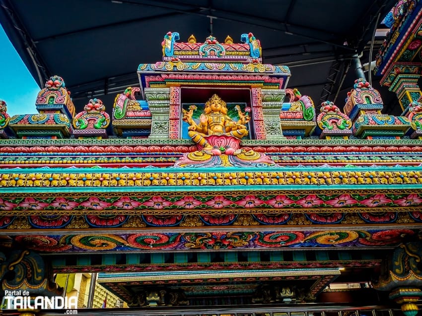 Puerta de acceso al templo Sri Maha Mariamman