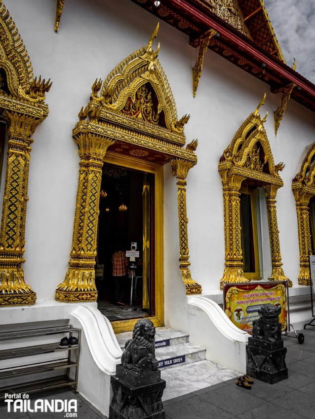 Puerta de entrada al templo Wat Chana Songkram