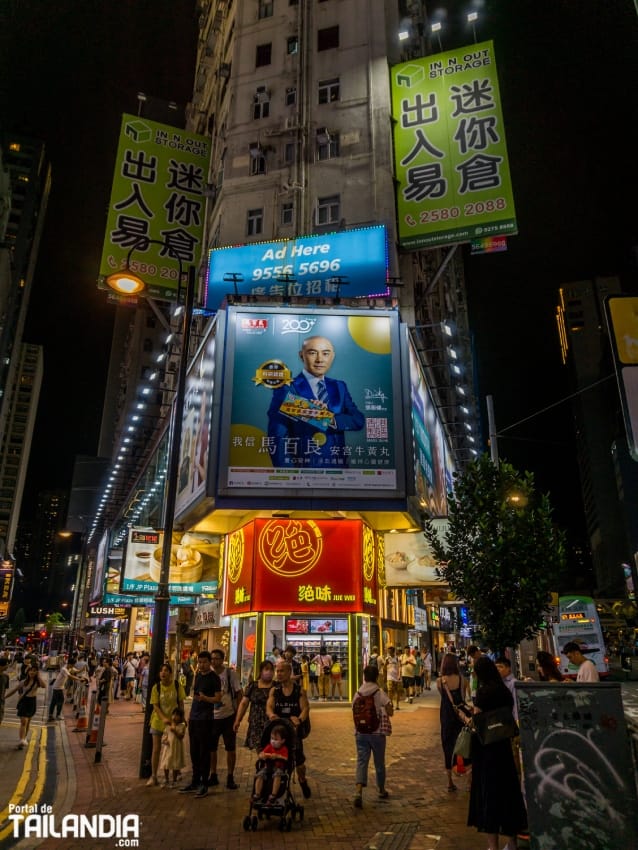 Recorriendo Causeway Bay de noche