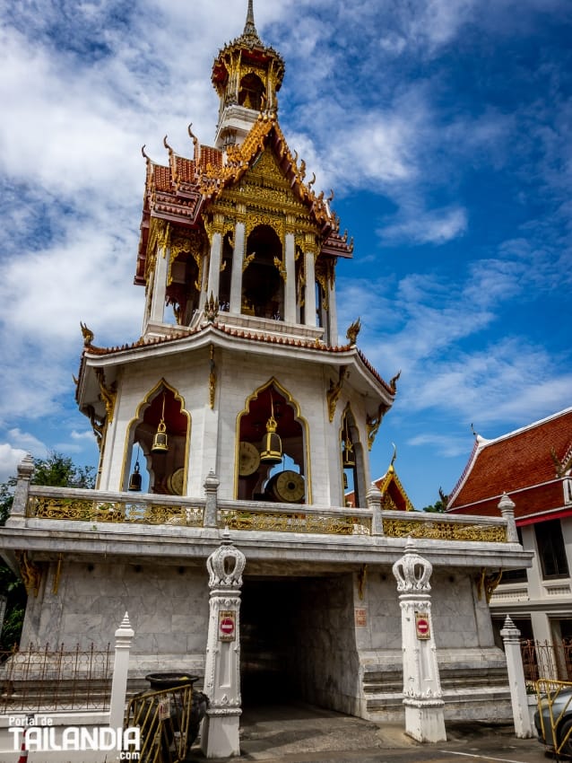 Recorriendo el templo Wat Chana Songkram