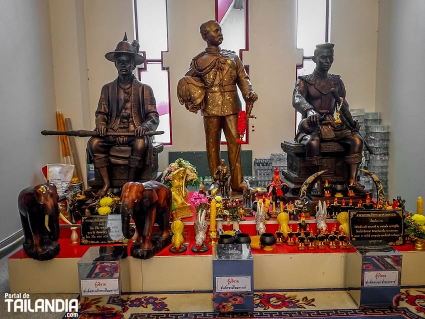 Reyes de Tailandia en templo de Bangkok