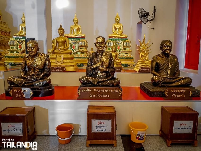 Rezando en Wat Kaew Fah Chulamanee cerca del Chao Phraya