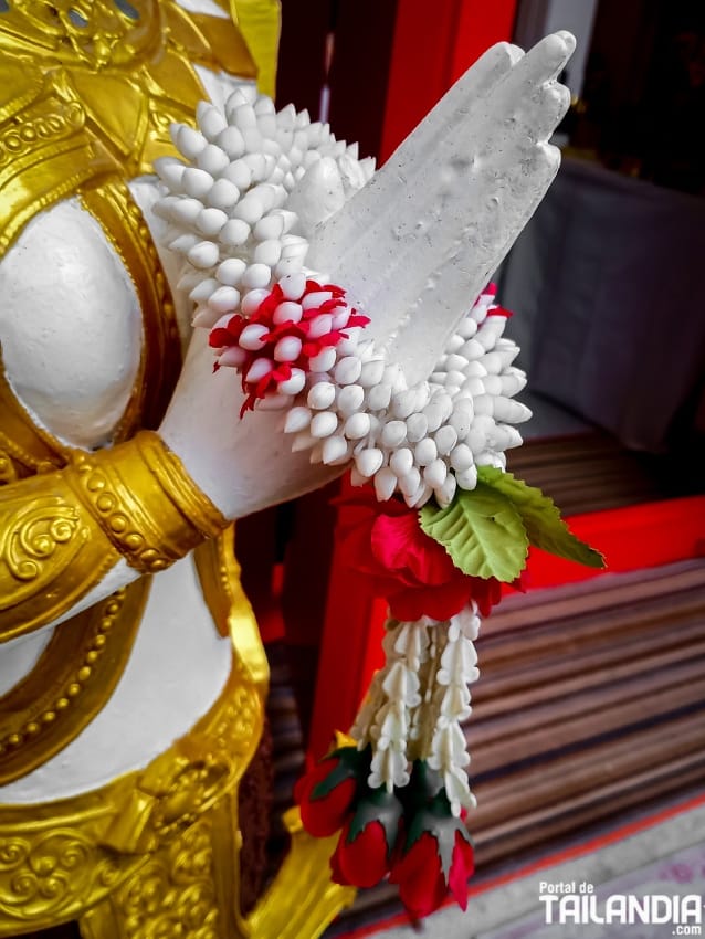 Rezando en Wat Kaew Fah Chulamanee de Bangkok