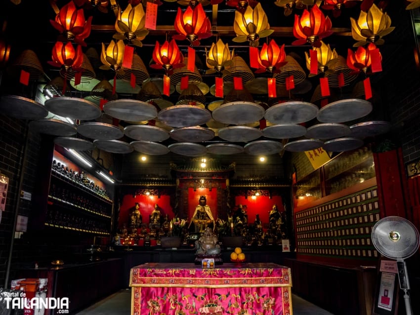 Rezando en templo de Hong Kong