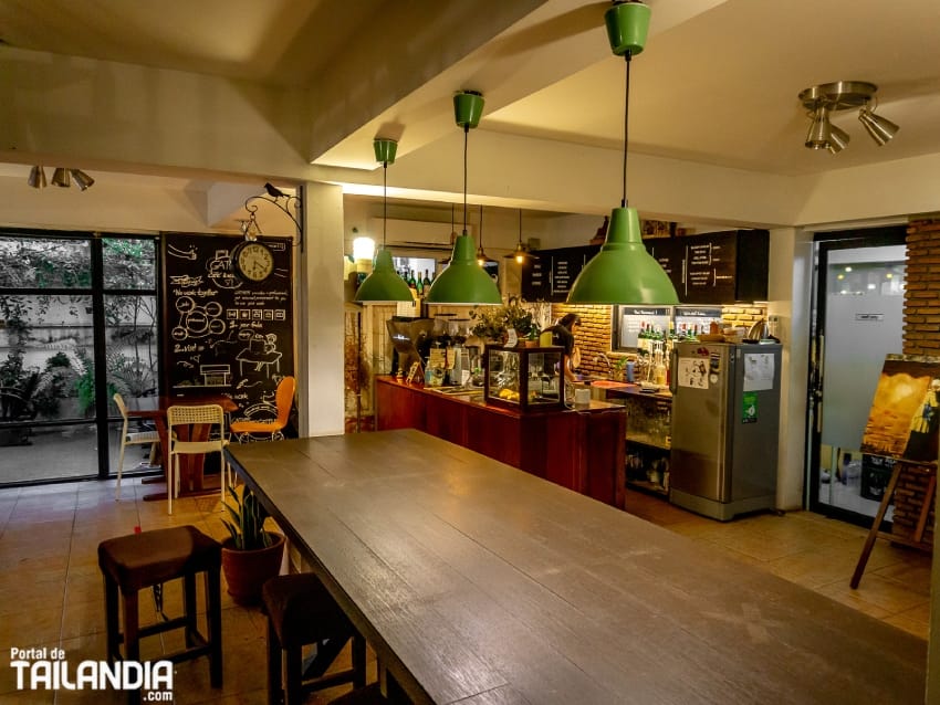 Sentados en Gather Coffee Shop de Bangkok