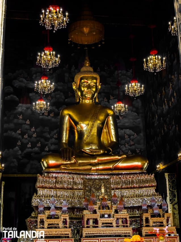 Buda en Wat Devaraj Kunchon de Bangkok