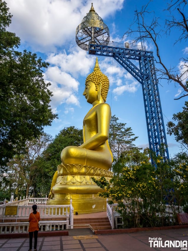 Buda en lo alto de la colina de Buriram