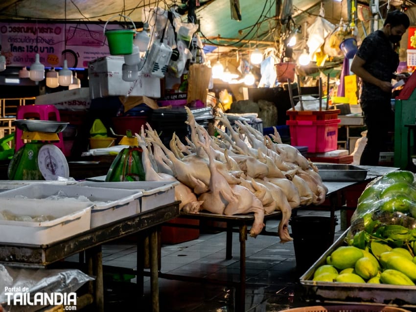 Carne de pollo en el mercado de Huay Khwang