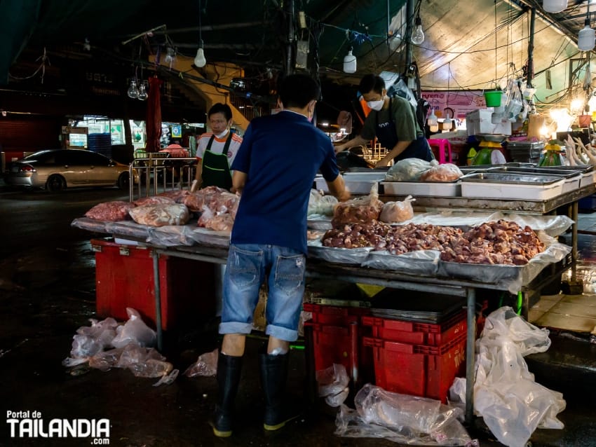 Carne fresca en el mercado de Huay Khwang