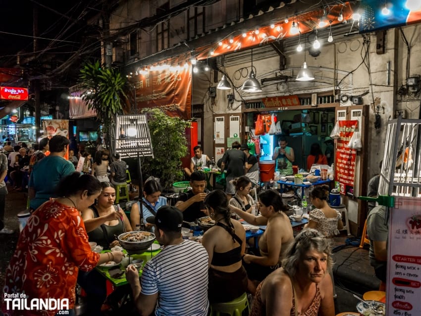Cenando comida callejera de Bangkok