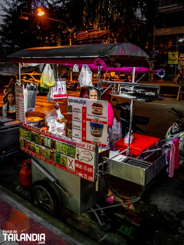 Comida callejera en el mercado de Huay Khwang