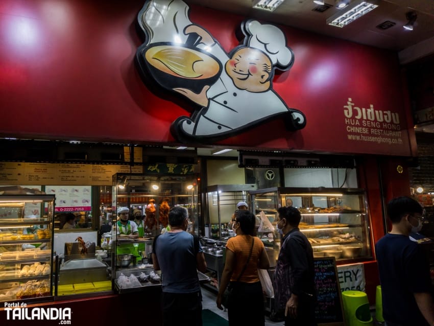 Comiendo en el mercado nocturno de Bangkok