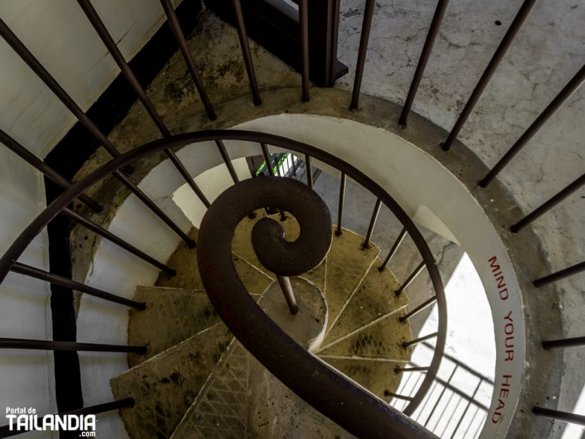 Escalera de la torre del jardín en Hong Kong