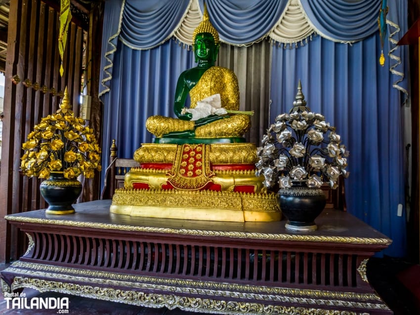 Estatua de Buda en el santaurio de Chaing Mai