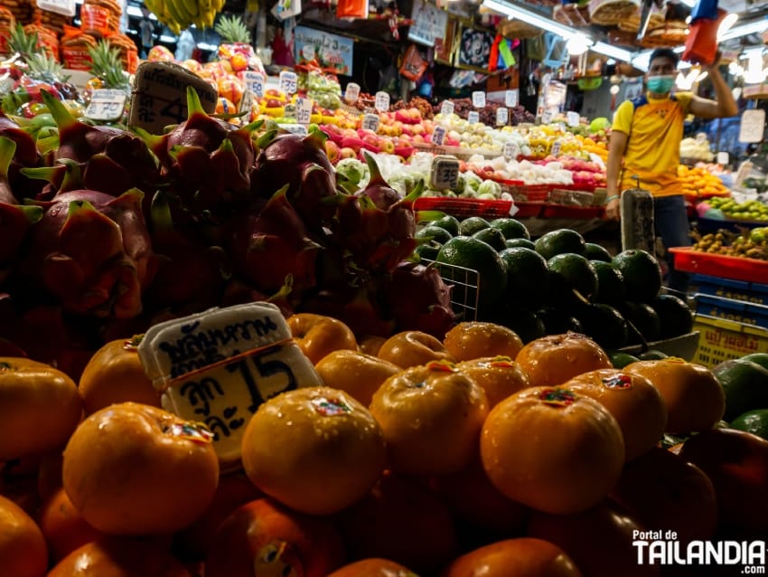 Fruta fresca en el mercado de Huay Khwang