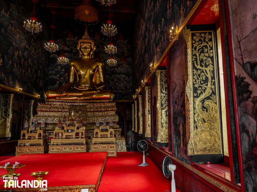 Interior del Wat Devaraj Kunchon de Bangkok