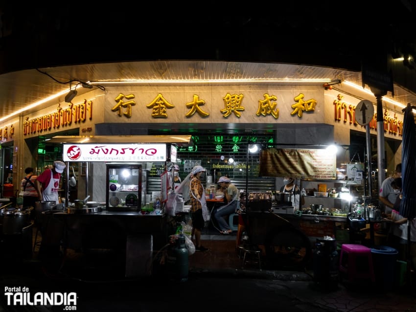 Mercado de noche en barrio chino de Bangkok